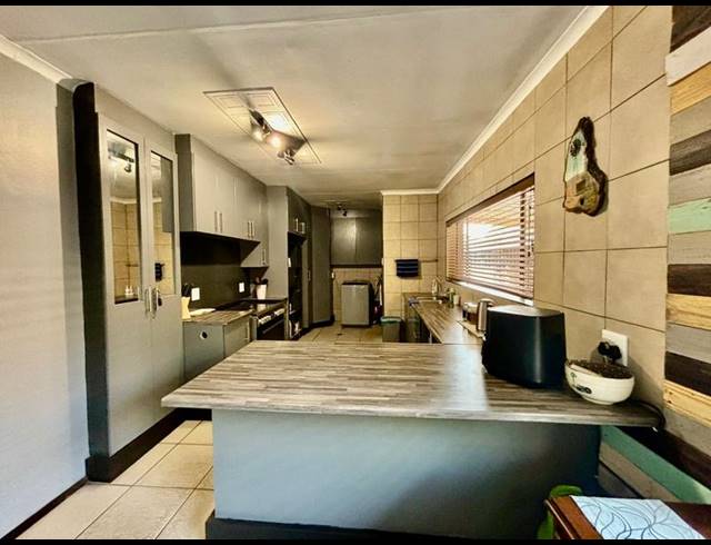 3 BEDROOM HOUSE FOR SALE IN VANDERBIJLPARK SE 2